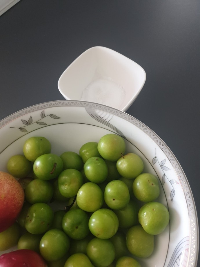 Yeşil eriği tuzlayıp mı yersin yoksa sade mi seversin?