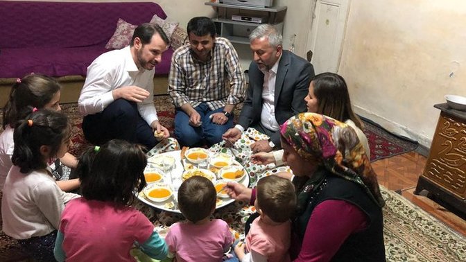Alt gelir grubu neye göre oy veriyor sizce?