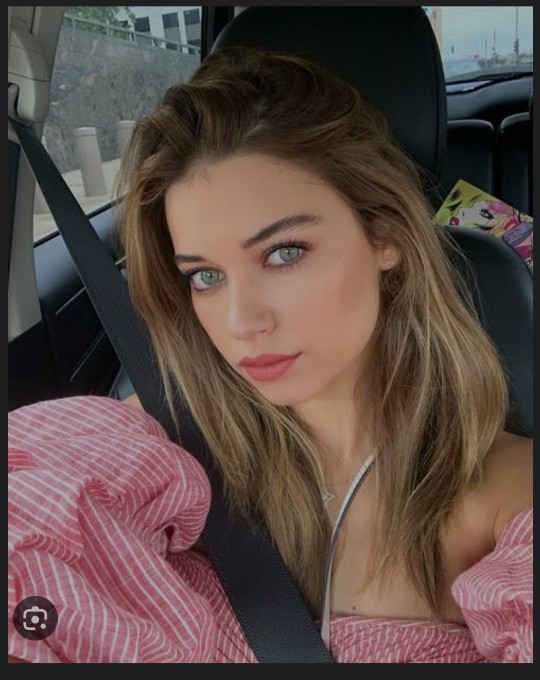 Hande Sarıoğlu mu Afra Saraçoğlu mu daha güzel?
