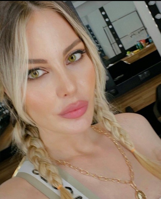 Hande Sarıoğlu mu Afra Saraçoğlu mu daha güzel?