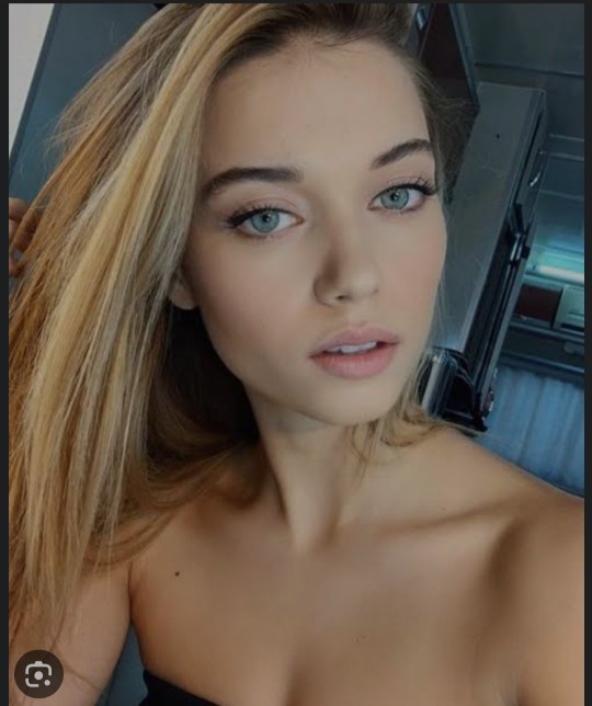 Hande Sarıoğlu mu Afra Saraçoğlu mu daha güzel?