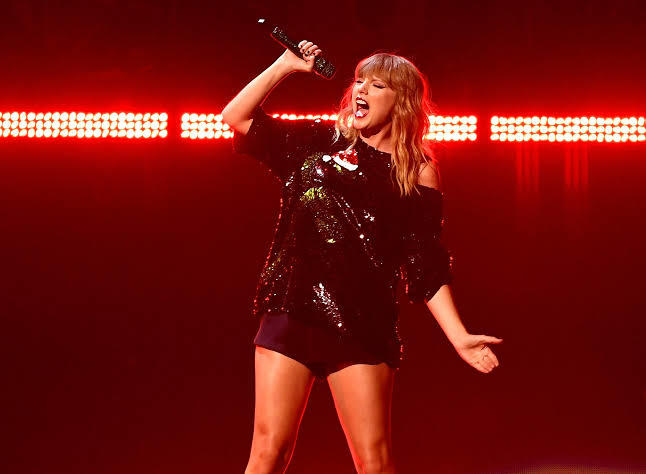 Bir hayranı, Taylor Swiftin konserini izleyebilmek için güvenlik olarak işe girmiş! Bunu hangi ünlü için yapardın😂?
