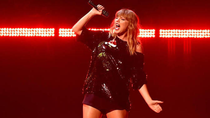 Bir hayranı, Taylor Swift'in konserini izleyebilmek için güvenlik olarak işe girmiş! Bunu hangi ünlü için yapardın😂?