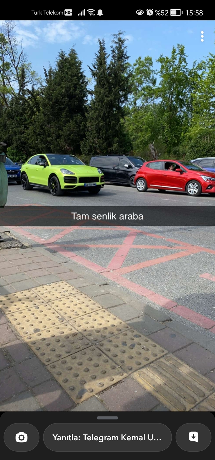 Arabalar neon renklerde satışa sunuluyor mu yoksa özel bir yerde boyatılıyor mu?