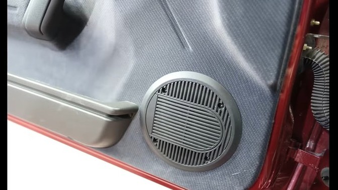 Renault 19 ön kapıda ki bu hoparlör mü küllük mü?