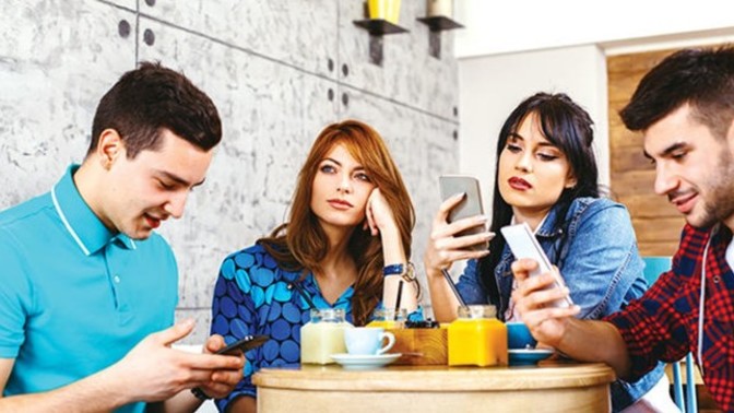 Sevgilinizin sosyal medyada gereğinden fazla karşı cinsi takip etmesi sizi rahatsız eder mi?