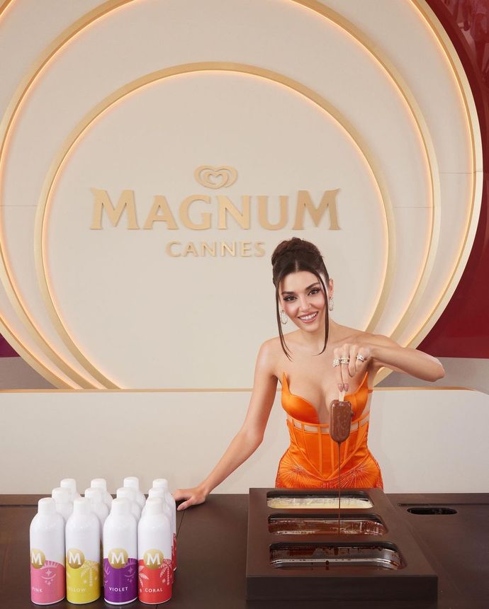 Hande Erçel Cannes Fil Festivalinde Magnum onur konuğu
