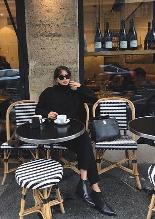 Sessizliği ile dikkat çekmeye korkan biri misin sosyal ortamlarda bu sebeple özellikle hiperaktif vibe mı görünürsün?