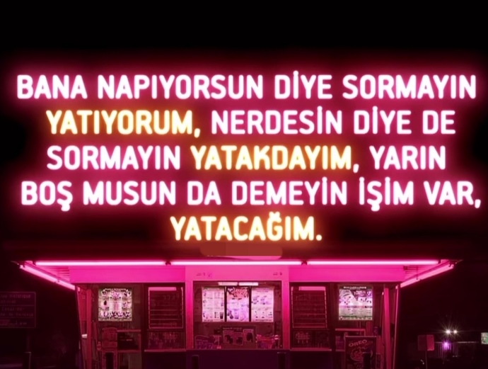 Uyumayı normade çok sevmem ama yarı ölüm hali gibi olunca düşünmeyi durduruyor ve her şeyi bir süreliğne düşünmüyorsun güzel oluy