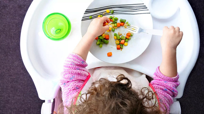 4 yaşındaki kızımı vegan beslemeyi düşünüyorum. Sizce sağlıklı bir büyüme olur mu?