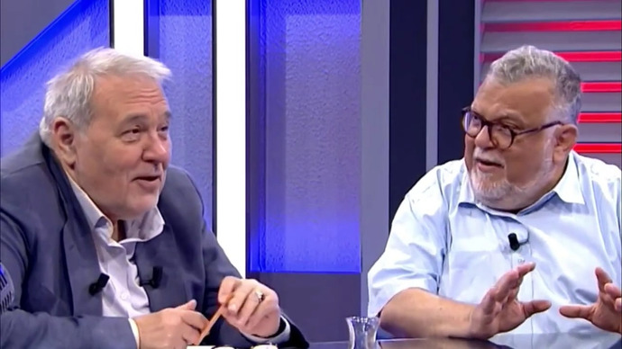 İlber Ortaylı, Celal Şengörü eşine şikayet ederek “Seninki de hemen sigarayı yaktı” dedi. Sizin de bu samimiyette dostunuz var mı?
