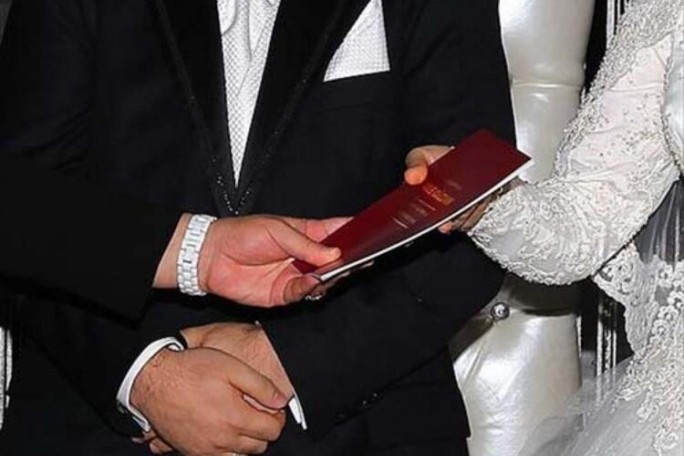Bir kadınla güzelliği için evlenmek doğruysa bir erkekle de parası için evlenmek doğrudur katılıyor musunuz?