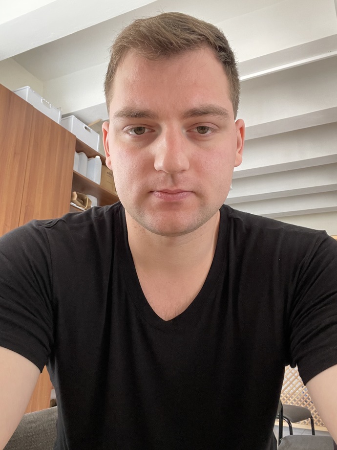 Sizce online toplantıya bu şekilde katılsam çirkin durur mu? Gömlek giymek şart mı?