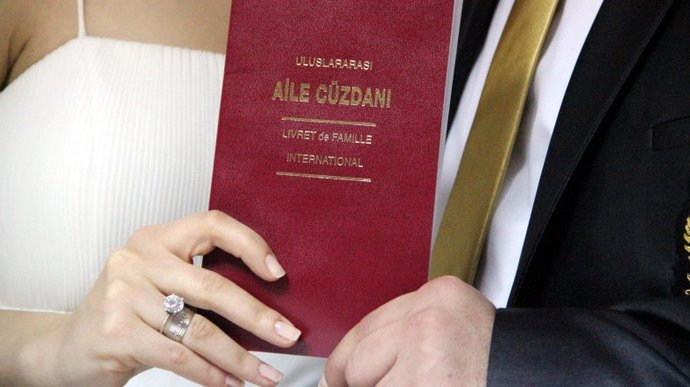Sevgilim Evlenince benim soyadımı alacaksın dedi, sizce almalı mıyım?