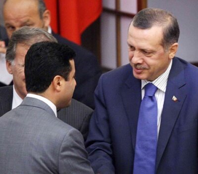 Neden Kılıçdaroğlu terörle ilişkisi olmamasına rağmen halka bir türlü bunu anlatamıyor yani karşı taraf terörle masaya oturmuş?
