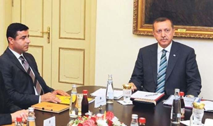 Neden Kılıçdaroğlu terörle ilişkisi olmamasına rağmen halka bir türlü bunu anlatamıyor yani karşı taraf terörle masaya oturmuş?