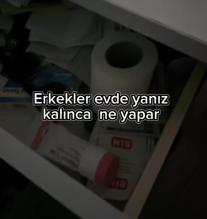 Çekmecede peçeteyi görüncede bii gülmem geldi 🤣😂😂
