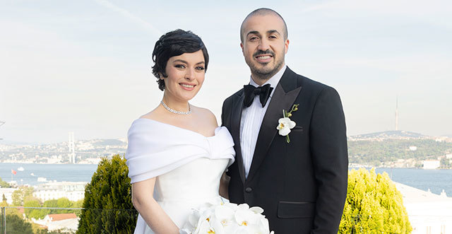 Çiçeği burnunda gelin Ezgi Mola hamile olduğunu söyledi. Sizce bebek kız mı, erkek mi olacak?