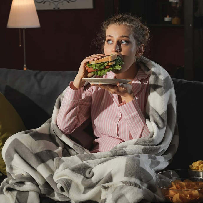 Gece acıkmamak için akşam yemeğini geç yemek sağlıklı mı?
