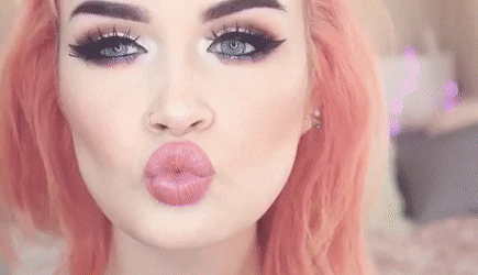 Hem göz hem de dudak makyajının yoğun olması eski bir trend mi?