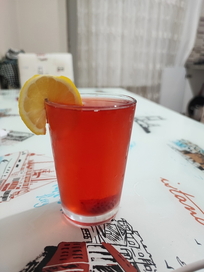Evde çilek şerbeti yaptım , sizce nasıl görünüyor?