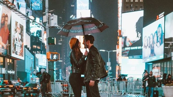 Elimize olağanüstü bir şöhret ve imkânlar bile geçse, aşık olduğumuz insana bağlı kalmak bize aşkı daha derinden hissettirir mi?