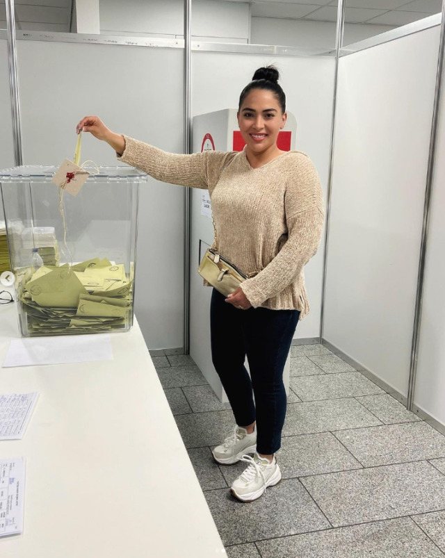 Tarkanın eşi Pınar Tevetoğlunun seçim kombini sosyal medyayı ikiye böldü. Acımasızca eleştirenler oldu. Sizce nasıl?