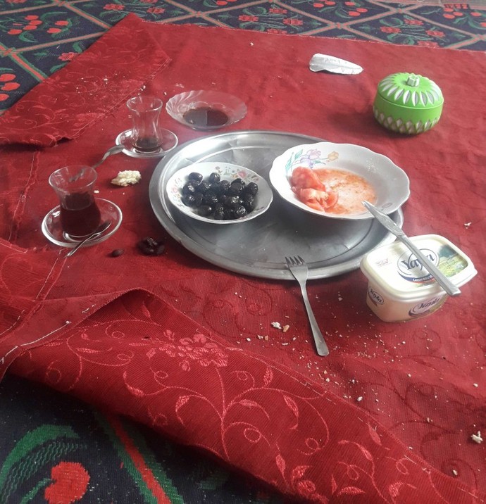 Şehir dışından geldim, bir arkadaşım evinde misafir oldum. Beni bu ortamda misafir etti. Bu eziklik değil mi?
