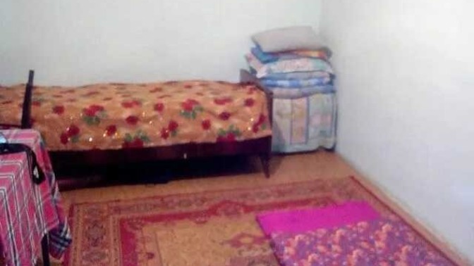 Şehir dışından geldim, bir arkadaşım evinde misafir oldum. Beni bu ortamda misafir etti. Bu eziklik değil mi?