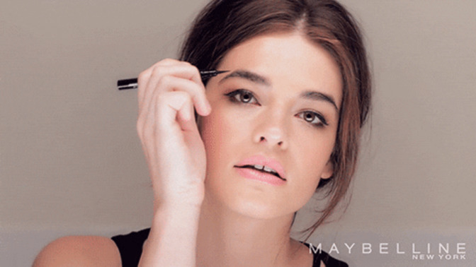 Eyeliner çekmek için aparat kullanır mısın, yoksa aparatsız tek seferde çekebilir misin?