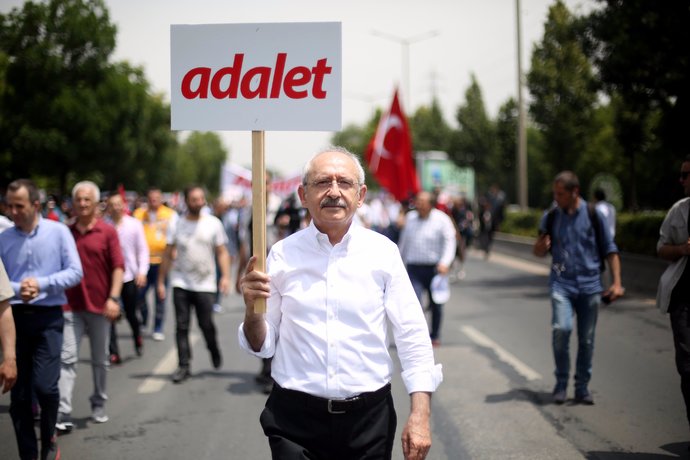 Kılıçdaroğlu: Dar gelirli vatandaşların bireysel kredi kartı borçlarının faizleri silinecek! demiş. Kredi kartı borcunuz var mı?