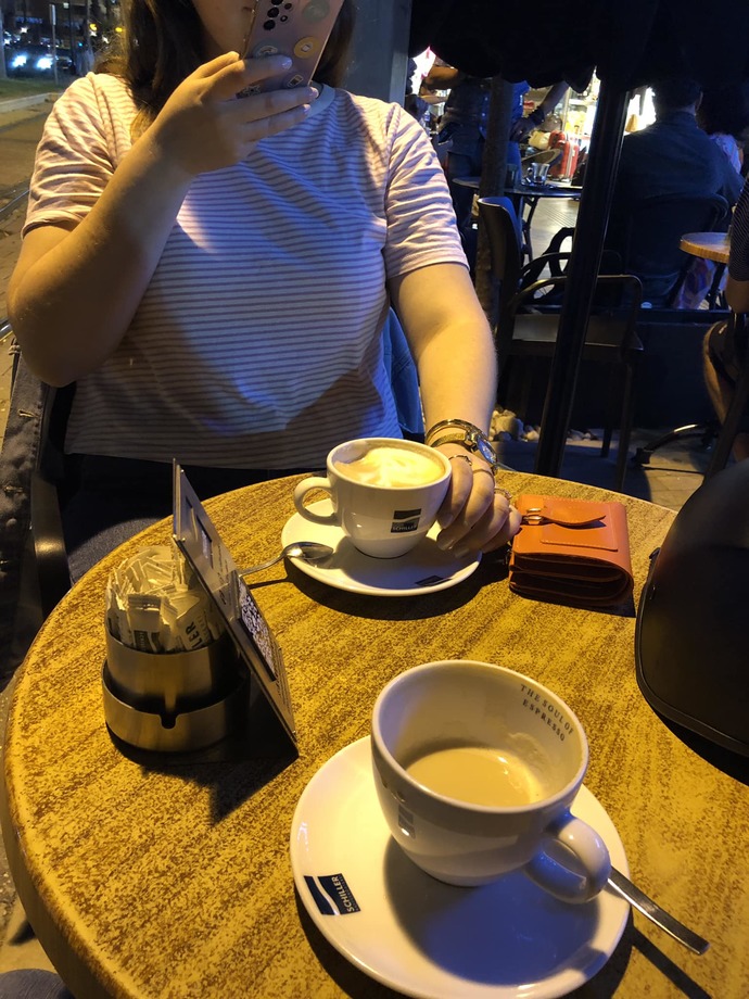 Kızlar her bulunduğu ortamın fotoğrafını çekerken, erkekler anın tadını mı çıkarıyor?