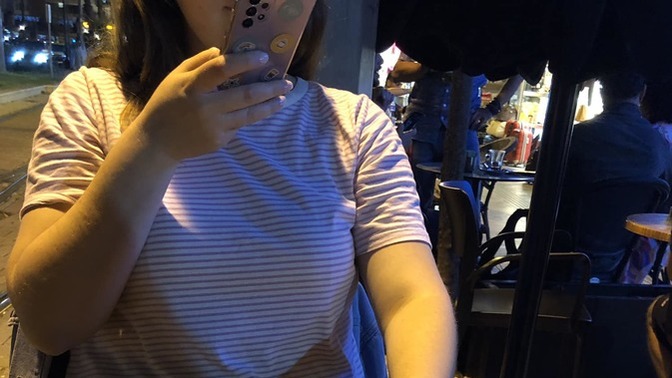 Kızlar her bulunduğu ortamın fotoğrafını çekerken, erkekler anın tadını mı çıkarıyor?