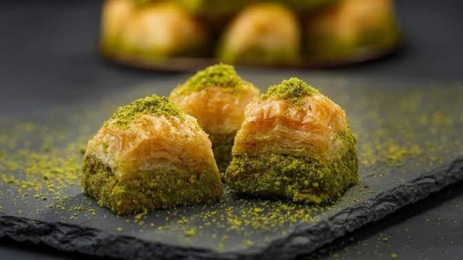 Baklavanın yanına dondurma mı yoksa kaymak mı yakışır?
