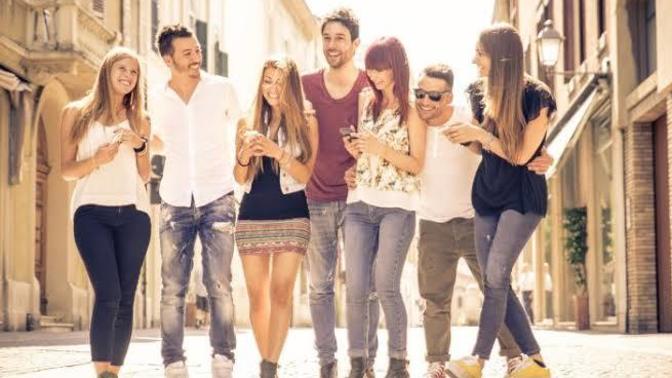 Geniş bir sosyal çevreye sahip olan birisinin sosyal medyadan sevgili araması sizce saçma mı?