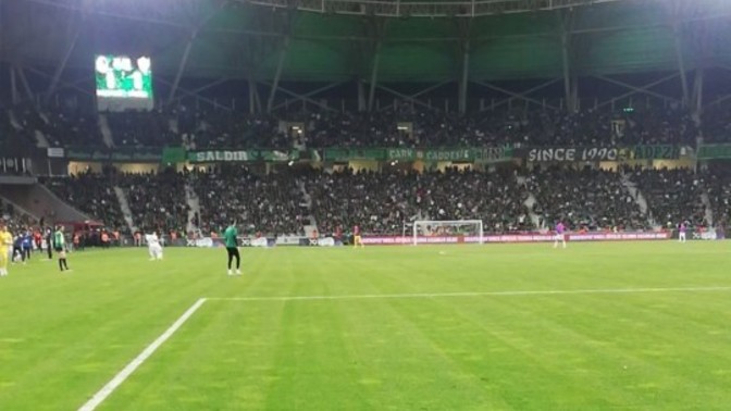 Maçı sahadan izlemek mi daha güzel, TV'den mi?