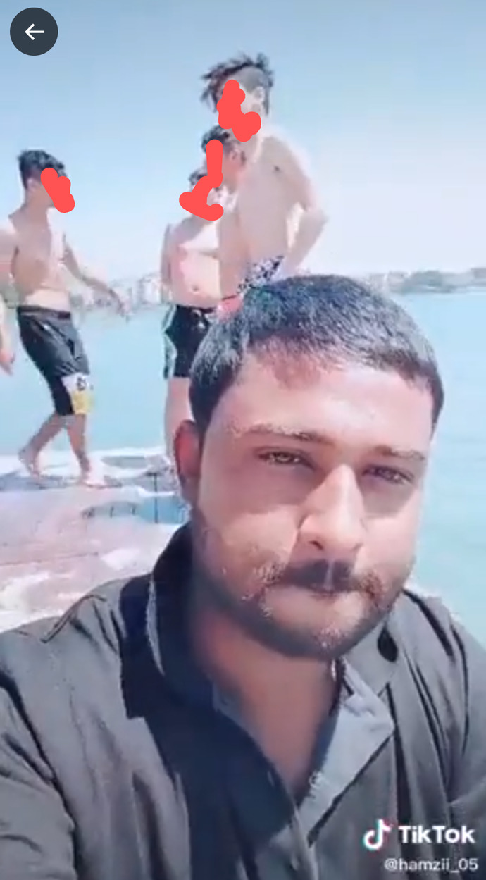 Selfie bahanesiyle etrafını çekiyor ve bunu defalarca kez yapıyor