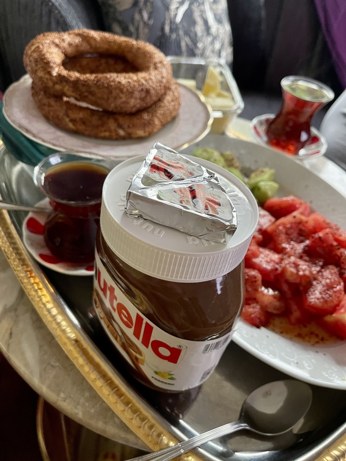Simitin yanında Nutella mı, krem peynir mi alırsın?