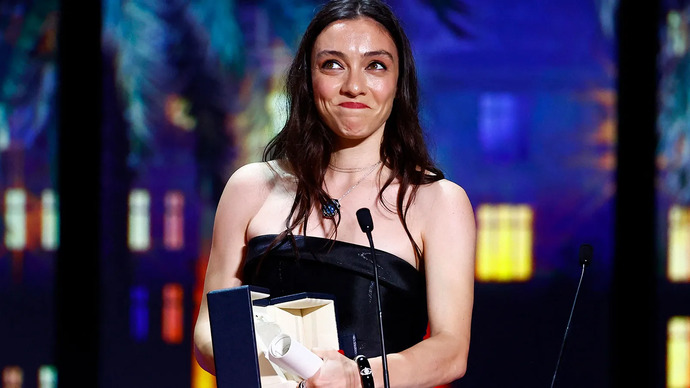 Merve Dizdar, Cannes Film Festivalinde en iyi kadın oyuncu ödülünün sahibi oldu. Gurur duyduk değil mi?