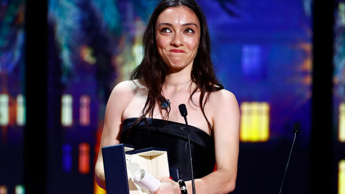 Merve Dizdar, Cannes Film Festivali'nde en iyi kadın oyuncu ödülünün sahibi oldu. Gurur duyduk değil mi?