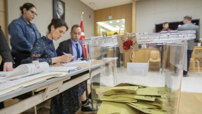 Müşahitlerin, seçmene kime oy verdiğine dair soru sorma hakkı var mı?