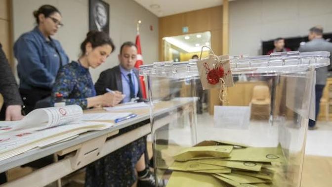 Müşahitlerin, seçmene kime oy verdiğine dair soru sorma hakkı var mı?