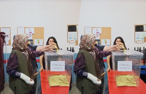 113 yaşındaki Fatma teyze, bir kolunda alçıyla oy kullanmaya gitmiş. Siz oy kullandınız mı?