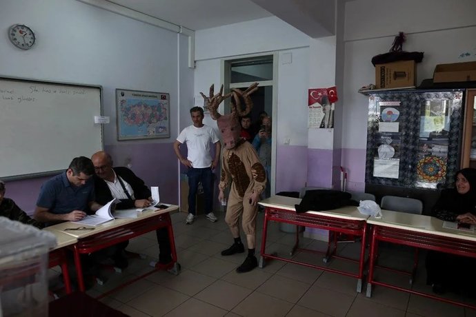 Bursada bir vatandaş, oy kullanmaya geyik kostümüyle geldi! Sizce saçmalık mı yoksa biraz eğlence lazım mı?