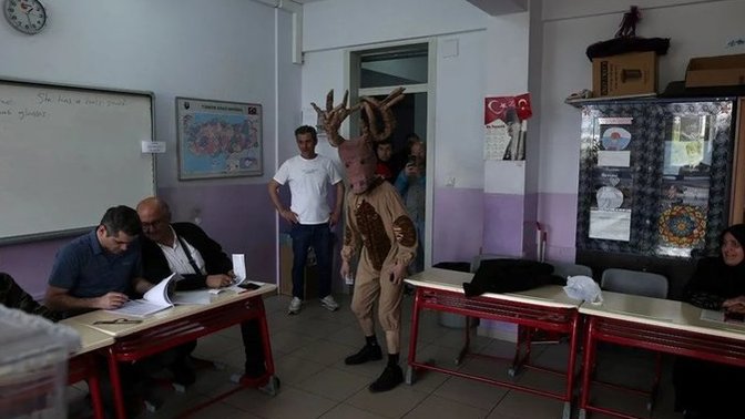 Bursa'da bir vatandaş, oy kullanmaya geyik kostümüyle geldi! Sizce saçmalık mı yoksa biraz eğlence lazım mı?
