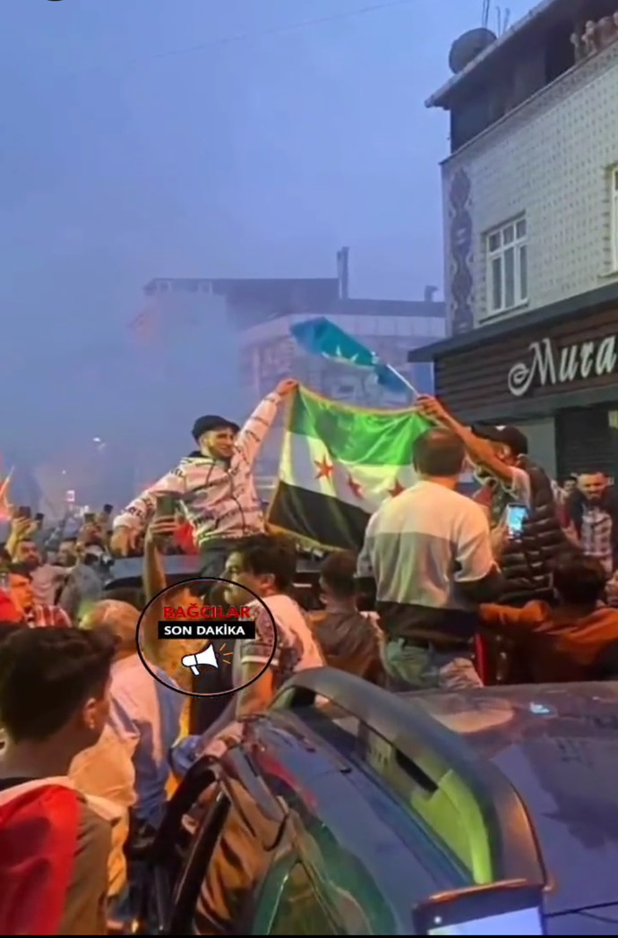 Suriyeliler paylaşımlara son gaz devam ediyor bu sefer Bağcılar seçim yüzyılı kutlamalarında Suriye bayrağı açmışlar düşünceniz?