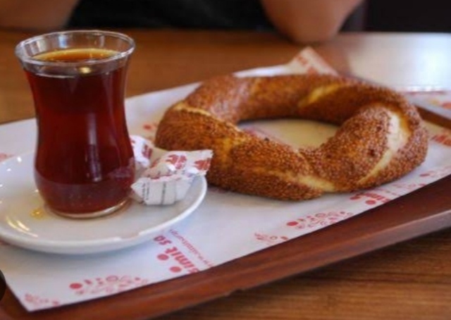 Bugün paralı günümdeyim, çayın yanına simit söyledim. 😂 Siz en son paralı gününüzde neye ve kaç para ödediniz?