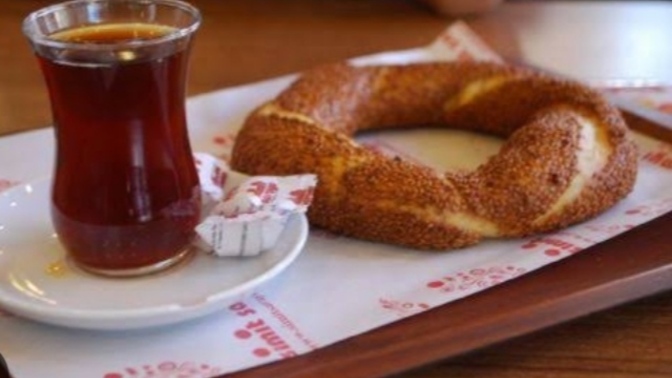 Bugün paralı günümdeyim, çayın yanına simit söyledim. 😂 Siz en son paralı gününüzde neye ve kaç para ödediniz?