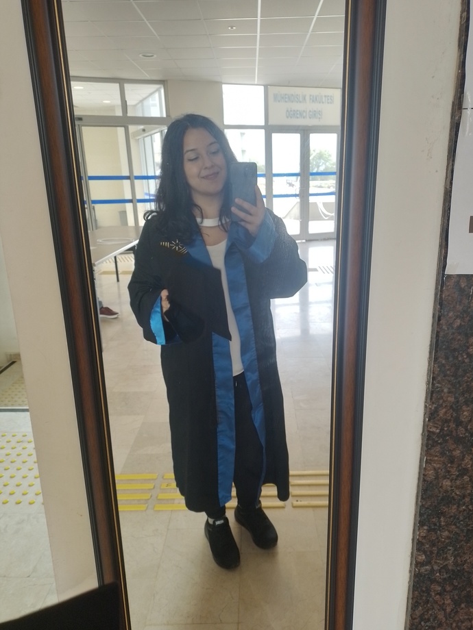 Üniversitemizin cübbesi ile boydan. 4 seneyi devirdik mi?