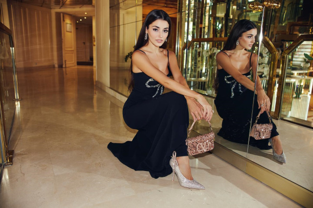 Hande Erçelin Cannesda giydiği siyah kombin toplamda 881 bin TL. Sizin en pahalı kombininiz ne kadar tutuyor?